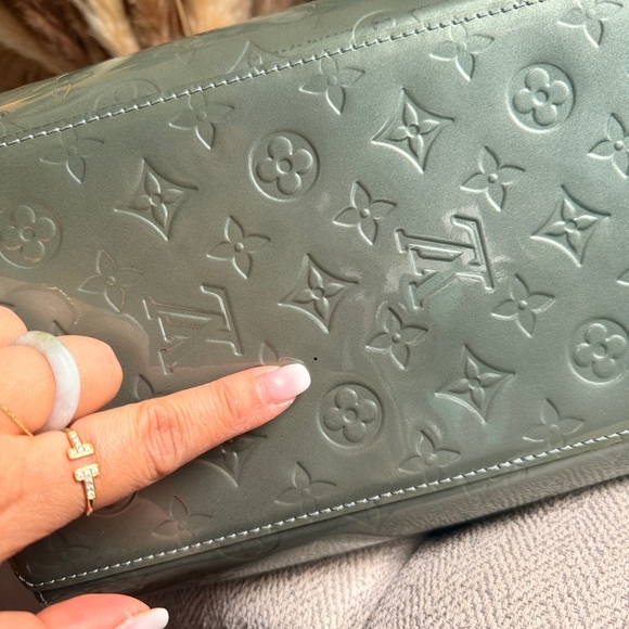 Louis Vuitton Sherwood GM in Gorgeous Givre Vernis - Picture 15 of 17